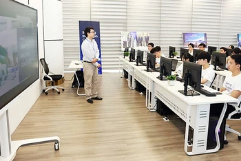 Các học viên tham gia khóa học của Samsung Innovation Campus tại cơ sở NIC Hòa Lạc. (Ảnh: NGUYỄN ĐỨC)