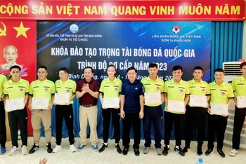 Ban tổ chức trao giấy chứng nhận cho học viên.