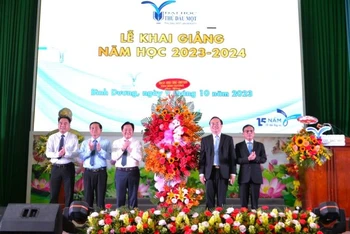 Lãnh đạo tỉnh Bình Dương trao tặng hoa chúc mừng Trường đại học Thủ Dầu Một khai giảng năm học mới.