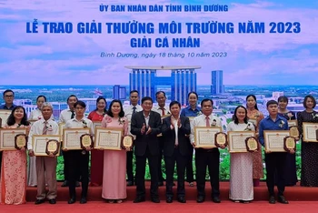 Lãnh đạo Ủy ban nhân dân tỉnh Bình Dương trao tặng Bằng khen và biểu trưng Giải thưởng Môi trường tỉnh Bình Dương năm 2023 cho các tổ chức, cá nhân và cộng đồng. 