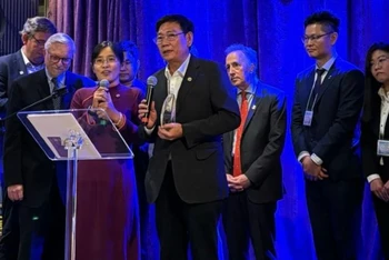 Phó Chủ tịch Thường trực Ủy ban nhân dân tỉnh Bình Dương Mai Hùng Dũng nhận giải thưởng và phát biểu ý kiến tại sự kiện. 