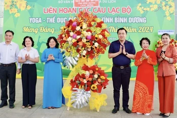 Lãnh đạo tỉnh Bình Dương trao tặng hoa chúc mừng cho Ban tổ chức liên hoan.