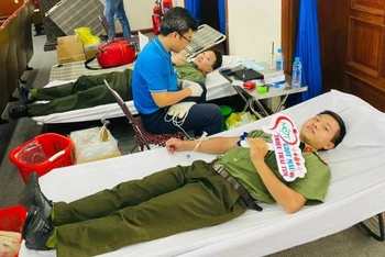 Cán bộ, chiến sĩ Công an tỉnh Bình Dương tham gia hiến máu tình nguyện đợt 1 năm 2024.