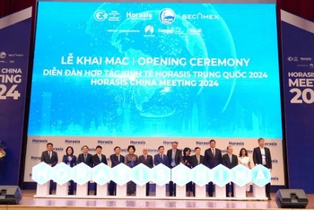 Phó Thủ tướng Chính phủ Trần Hồng Hà và các đại biểu thực hiện nghi thức khai mạc Diễn đàn hợp tác kinh tế Horasis Trung Quốc 2024. 