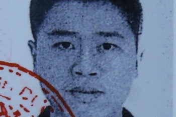 Bị can Liang Ren Yang bị truy nã đặc biệt về tội Vi phạm quy định về tham gia giao thông đường bộ. 