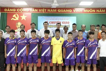 Các đại biểu chụp hình lưu niệm cùng các vận động viên U15 được chuyển giao cho Câu lạc bộ bóng đá trẻ Becamex Bình Dương. 