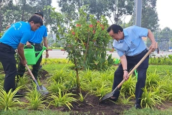 Phó Bí thư Thường trực Tỉnh ủy Bình Dương Nguyễn Hoàng Thao (bên phải) trồng cây xanh tại lễ phát động.