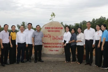 Các đại biểu chụp hình lưu niệm tại công trình "Vườn cây Đại đoàn kết".