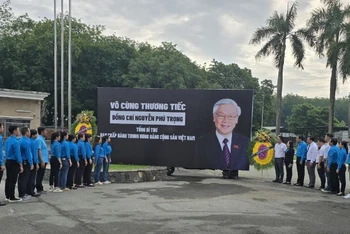 Đại diện Liên đoàn Lao động tỉnh Bình Dương, chính quyền địa phương và Công đoàn cơ sở Công ty Trách nhiệm hữu hạn giày Vĩnh Nghĩa tưởng niệm Tổng Bí thư Nguyễn Phú Trọng. 