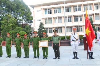 Đại tá Nguyễn Văn Dựt, Phó Giám đốc Công an tỉnh Bình Dương trao tặng Huân chương chiến công hạng Nhì cho Phòng Cảnh sát hình sự Công an tỉnh. 