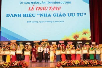 Lãnh đạo tỉnh Bình Dương trao tặng danh hiệu “Nhà giáo ưu tú” cho các nhà giáo. 