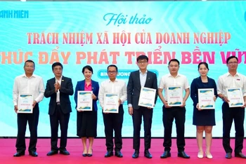 Ban tổ chức biểu dương các đơn vị tại hội thảo.