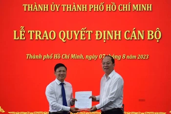 Phó Bí thư Thành ủy Thành phố Hồ Chí Minh Nguyễn Hồ Hải trao quyết định cho đồng chí Võ Minh Tuấn.