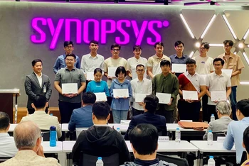 Các học viên xuất sắc được cấp chứng nhận chuẩn quốc tế về thiết kế vi mạch từ Synopsys.