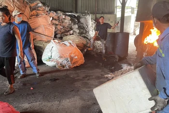 Hàng hóa vi phạm được đưa vào lò đốt tiêu huỷ tại Công ty Môi trường Đô thị Sài Gòn (huyện Vĩnh Cửu, tỉnh Đồng Nai)