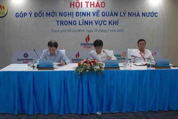 Các đại biểu chủ trì Hội thảo “Góp ý đổi mới Nghị định về quản lý nhà nước trong lĩnh vực kinh doanh khí”