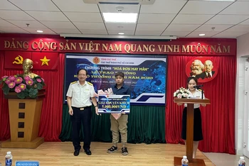 Lãnh đạo Cục Thuế Thành phố Hồ Chí Minh trao thưởng cho khách hàng trúng giải "Hóa đơn may mắn" Quý II/2023.