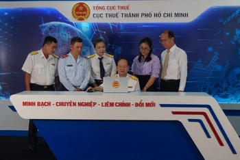 Lãnh đạo Cục Thuế Thành phố Hồ Chí Minh bấm nút quay thưởng tìm "Hóa đơn may mắn" quý III/2023.
