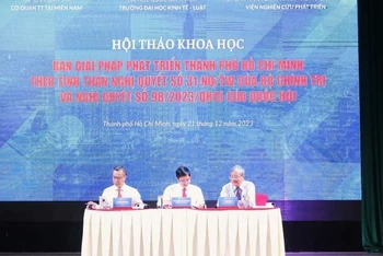 Các đại biểu chủ trì Hội thảo “Bàn giải pháp phát triển Thành phố Hồ Chí Minh theo tinh thần Nghị quyết số 31-NQ/TW của Bộ Chính trị và Nghị quyết số 98/2023/QH15 của Quốc hội”.
