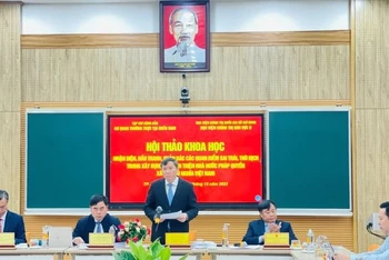 Các đại biểu chủ toạ Hội thảo “Nhận diện, đấu tranh, phản bác các quan điểm sai trái thù địch trong xây dựng và hoàn thiện Nhà nước pháp quyền Xã hội chủ nghĩa Việt Nam”.