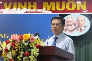Phó Chủ tịch Ủy ban nhân dân Thành phố Hồ Chí Minh Nguyễn Văn Dũng phát biểu tại hội nghị.