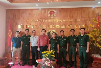 Đoàn công tác đến thăm, tặng Báo Nhân Dân Xuân Giáp Thìn 2024 tại Đồn Biên phòng Cửa khẩu Mỹ Quý Tây.