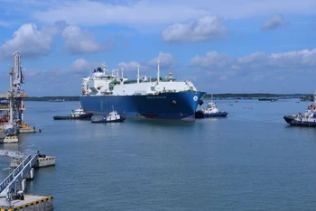 Tàu vận chuyển LNG nhập khẩu cập cảng Thị Vải (Bà Rịa-Vũng Tàu)