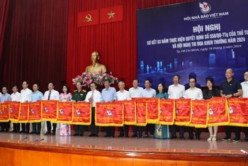 Các đơn vị nhận Cờ thi đua của Hội Nhà báo Việt Nam.