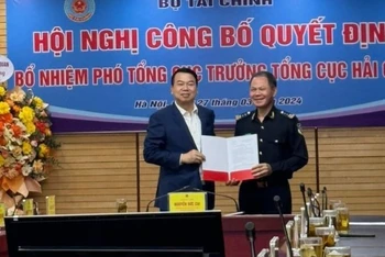 Lãnh đạo Bộ Tài chính trao Quyết định bổ nhiệm chức Phó Tổng cục trưởng Tổng cục Hải quan cho ông Đinh Ngọc Thắng.