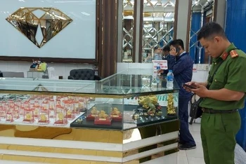 Lực lượng chức năng kiểm tra, thu giữ nhiều trang sức, vàng không rõ nguồn gốc xuất xứ. Ảnh: Cục Quản lý thị trường Thành phố Hồ Chí Minh
