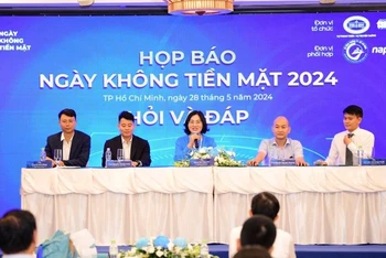 Các đại biểu chia sẻ thông tin về chuỗi sự kiện Ngày không tiền mặt năm 2024.