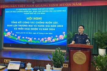 Lãnh đạo Cục Hải quan Thành phố Hồ Chí Minh báo cáo công tác chống buôn lậu, gian lận thương mại và hàng giả.