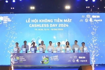 Các đại biểu thực hiện nghi thức khai mạc Lễ hội Không tiền mặt - Cashless Day 2024. (Ảnh: QUANG ĐỊNH)