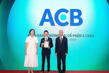 Đại diện ACB nhận giải Top 50 Doanh nghiệp phát triển bền vững tiêu biểu do Tạp chí Nhịp Cầu Đầu Tư tổ chức.