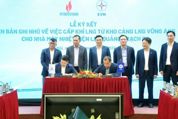 Ông Phạm Văn Phong, Tổng Giám đốc PV GAS và ông Ngô Sơn Hải, Phó Tổng Giám đốc EVN ký kết biên bản ghi nhớ.