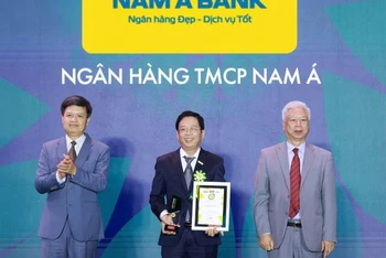 Đại diện Nam A Bank nhận giải thưởng tại chương trình.