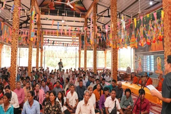 Lãnh đạo Công ty Cổ phần cao-su Chư Sê Kampong Thom chia sẻ thông tin với người dân địa phương tại buổi làm việc.