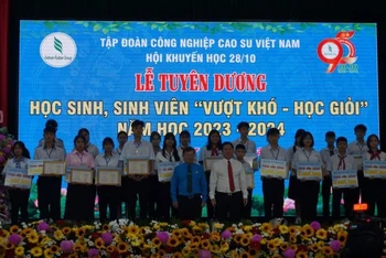 Tuyên dương các em học sinh, sinh viên vượt khó, học giỏi.