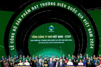 Ông Nguyễn Công Luận, Phó Tổng Giám đốc PV GAS nhận biểu trưng Thương hiệu Quốc gia 2024.