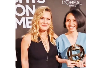 Đạo diễn Mai Vũ (bên phải) nhận giải thưởng tại LHP Cannes.