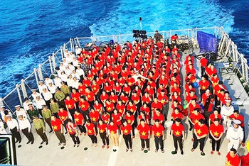 Đoàn công tác số 10 tổ chức lễ tưởng niệm các Anh hùng liệt sĩ đã hy sinh tại quần đảo Trường Sa.