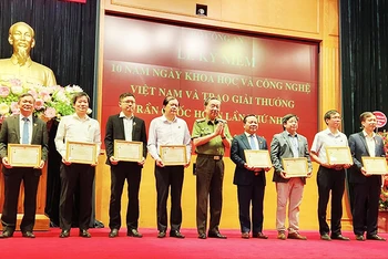 TS Đinh Viết Sang, Đại học Bách khoa Hà Nội (thứ ba từ trái sang) vinh dự được Bộ Công an trao tặng Kỷ niệm chương “Bảo vệ an ninh Tổ quốc” vì đã có nhiều thành tích đóng góp trong sự nghiệp bảo vệ an ninh Tổ quốc.