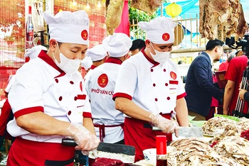 Các nghệ nhân, chuyên gia đầu bếp phục vụ thực khách tại Festival Phở 2024.