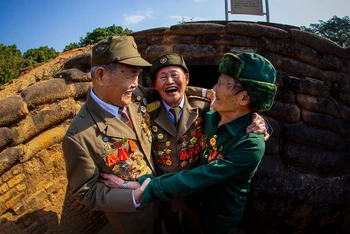Các Cựu chiến binh Điện Biên năm xưa gặp nhau trên đồi A1. Ảnh: DƯƠNG VÂN ANH (Huy chương vàng)