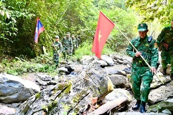 Bộ Chỉ huy Bộ đội Biên phòng tỉnh Nghệ An cùng Bộ Chỉ huy quân sự tỉnh Xiêng Khoảng (Lào) tổ chức tuần tra song phương biên giới.