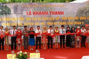 Nguyên Chủ tịch nước Trương Tấn Sang cùng lãnh đạo tỉnh Hà Giang cắt băng khánh thành công trình tôn tạo Căng Bắc Mê.