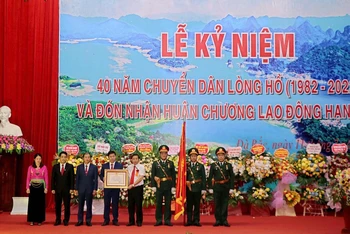 Chính quyền và nhân dân các dân tộc huyện Đà Bắc đón nhận Huân chương Lao động hạng Ba của Chủ tịch nước.