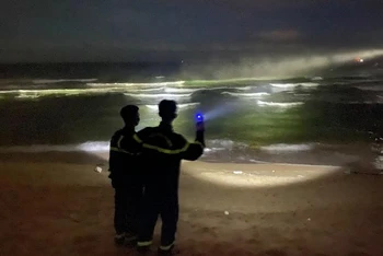 Lực lượng chức năng tổ chức tìm kiếm nạn nhân bị đuối nước trong lúc tắm biển. (Ảnh: Công an thị xã Đức Phổ cung cấp)