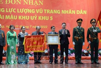 Ban Tài mậu Khu ủy Khu 5 đón nhận danh hiệu Anh hùng Lực lượng vũ trang nhân dân.