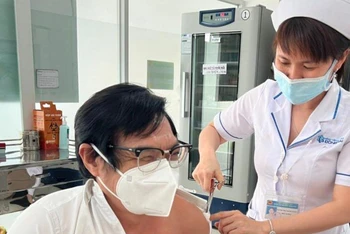 Phó Chủ tịch Ủy ban nhân dân tỉnh Đồng Nai Nguyễn Sơn Hùng tiêm vaccine phòng Covid-19 mũi 4.